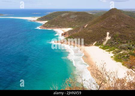 Zenith Beach, Wreck Beach B et Box Beach depuis le belvédère de Tomaree Mountain - Shoal Bay, Nouvelle-Galles du Sud, Australie Banque D'Images