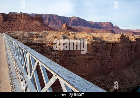 Les routes autour du monument national de Vermillion Cliffs offrent d'excellentes vues dans cette partie de l'Arizona, aux États-Unis. Banque D'Images