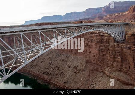 Les routes autour du monument national de Vermillion Cliffs offrent d'excellentes vues dans cette partie de l'Arizona, aux États-Unis. Banque D'Images