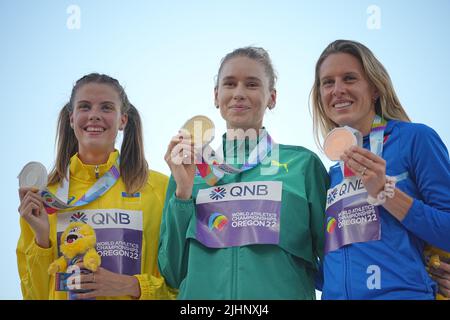 Eugene, États-Unis. 19th juillet 2022. Athlétisme: Championnats du monde, High Jump, final, femmes: Yaroslava Mahuchich (l-r) d'Ukraine montre sa médaille d'argent, Eleanor Patterson d'Australie montre sa médaille d'or et Elena Vallortigara d'Italie montre sa médaille de bronze après la finale. Credit: Michael Kappeller/dpa/Alay Live News Banque D'Images