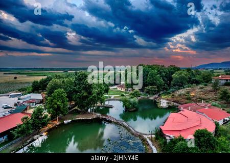 Calme entre deux tempêtes estivales à Vryssi Tyrnavou, un petit lac pittoresque proche de la ville de Tyrnavos, Larissa, Thessalie, Grèce. Banque D'Images