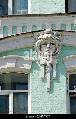 Mascaron féminin sur la façade de l'ancien bâtiment à Kiev Ukraine Banque D'Images