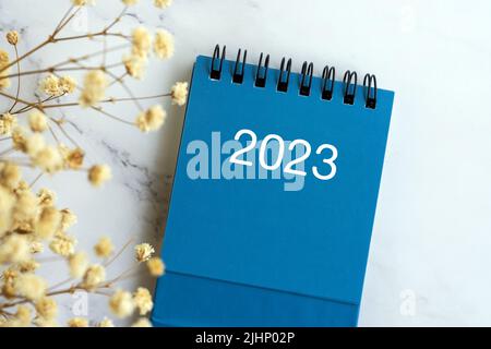 Nouvel an 2023 Calendrier plat avec fleur Banque D'Images