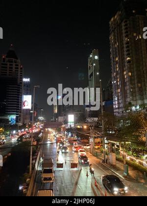 Bangkok, Thaïlande. 10th févr. 2022. Circulation nocturne sur Sathorn Road à Bangkok, la capitale de la Thaïlande. Dans la capitale thaïlandaise, connue pour ses longs embouteillages et sa mauvaise qualité de l'air, 1000 bus électriques remplaceront les vieux guzzlers des gaz d'échappement d'ici la fin de l'année. (À dpa: '1000 e-bus d'ici la fin de l'année: Bangkok pour devenir plus respectueux de l'environnement") Credit: Carola Frentzen/dpa/Alamy Live News Banque D'Images