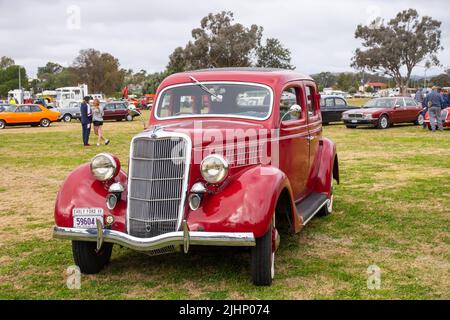 Vue avant Ford V8 Deluxe Fordor Trunk back Touring Berline 1936. Banque D'Images