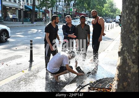 Paris, France, 19/07/2022, les Parisiens s'amusent sur le boulevard Saint Martin à Paris mardi, 19 juillet 2022 à Paris, France. Le thermomètre de la plus ancienne station météorologique de la capitale française, ouvert en 1873, a atteint 40 C (104 F) pour la troisième fois. Le 40,5 C (104,9 F) mesuré par le service météorologique Meteo-France mardi était la deuxième plus haute lecture de la station, avec seulement 42,6 C (108,7 F) en juillet 2019. Photo de Tomas Stevens/ABACAPRESS.COM Banque D'Images