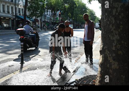 Paris, France, 19/07/2022, les Parisiens s'amusent sur le boulevard Saint Martin à Paris mardi, 19 juillet 2022 à Paris, France. Le thermomètre de la plus ancienne station météorologique de la capitale française, ouvert en 1873, a atteint 40 C (104 F) pour la troisième fois. Le 40,5 C (104,9 F) mesuré par le service météorologique Meteo-France mardi était la deuxième plus haute lecture de la station, avec seulement 42,6 C (108,7 F) en juillet 2019. Photo de Tomas Stevens/ABACAPRESS.COM Banque D'Images