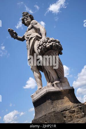 Statue d'automne par Giovanni Caccini Ponte Santa Trinita à Florence Italie Banque D'Images