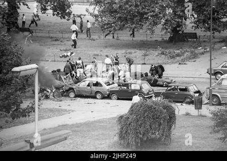 Photo du dossier datée du 20/7/1982 de la scène à Rotten Row, Londres, après l'explosion d'une voiture piégée près de Hyde Park Barracks. Les familles de soldats tués dans les attentats à la bombe de Hyde Park et Regent's Park IRA ont dit que leurs souffrances restent indiminuées 40 ans plus tard. Au total, 11 militaires sont morts dans les deux attaques qui se sont produites à quelques heures l'une de l'autre à Londres sur 20 juillet 1982. Date de publication : mercredi 20 juillet 2022. Banque D'Images