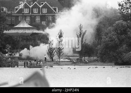 Photo du dossier datée du 20/7/1982 de fumée s'élève de l'épave du kiosque à musique Regent's Park après l'attentat. Les familles de soldats tués dans les attentats à la bombe de Hyde Park et Regent's Park IRA ont dit que leurs souffrances restent indiminuées 40 ans plus tard. Au total, 11 militaires sont morts dans les deux attaques qui se sont produites à quelques heures l'une de l'autre à Londres sur 20 juillet 1982. Date de publication : mercredi 20 juillet 2022. Banque D'Images