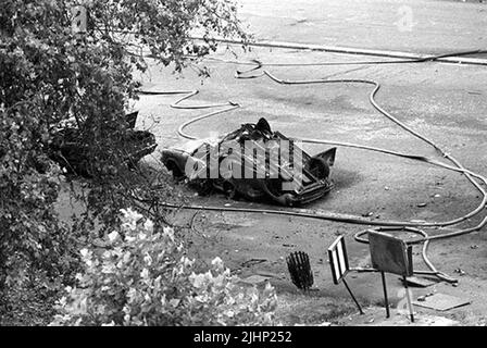 Photo de dossier datée du 20/7/1982 d'une mini voiture à l'envers sur le toit d'une autre voiture à Rotten Row, Londres, après qu'une voiture piégée a roué un groupe de Cavalyman qui a passé sur leur chemin à la cérémonie de changement de la garde à Whitehall. Les familles de soldats tués dans les attentats à la bombe de Hyde Park et Regent's Park IRA ont dit que leurs souffrances restent indiminuées 40 ans plus tard. Au total, 11 militaires sont morts dans les deux attaques qui se sont produites à quelques heures l'une de l'autre à Londres sur 20 juillet 1982. Date de publication : mercredi 20 juillet 2022. Banque D'Images