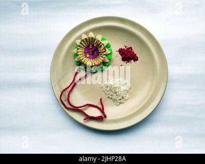 RAKHI THALI ISOLÉ SUR FOND BLANC Banque D'Images