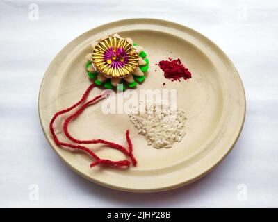 RAKHI THALI ISOLÉ SUR FOND BLANC Banque D'Images