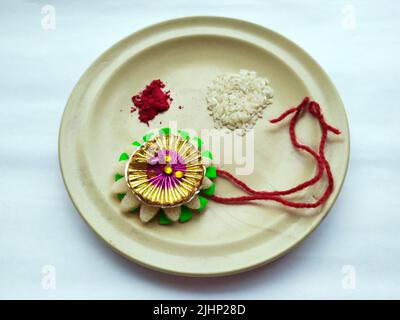 RAKHI THALI ISOLÉ SUR FOND BLANC Banque D'Images