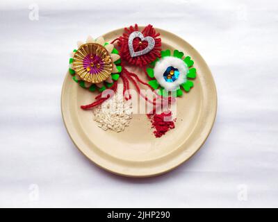 RAKHI THALI ISOLÉ SUR FOND BLANC Banque D'Images
