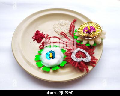RAKHI THALI ISOLÉ SUR FOND BLANC Banque D'Images
