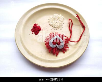 RAKHI THALI ISOLÉ SUR FOND BLANC Banque D'Images