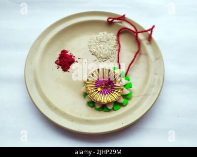 RAKHI THALI ISOLÉ SUR FOND BLANC Banque D'Images
