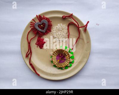 RAKHI THALI ISOLÉ SUR FOND BLANC Banque D'Images