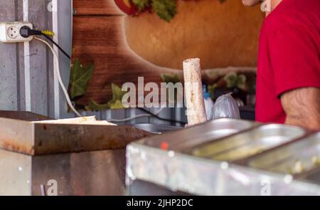 Mains d'un chef professionnel qui fabrique Shawarma dans un restaurant arabe Banque D'Images