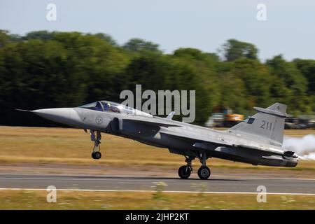 Fairford, Royaume-Uni. 16th juillet 2022. Swedish Saab Gripen décollage au Royal International Air Tattoo 2022 à RAF Fairford, Royaume-Uni Banque D'Images