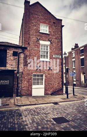 Maison géorgienne en briques de trois étages construite à l'angle de Pilgrim Street et Mount Street dans le centre-ville de Liverpool Banque D'Images