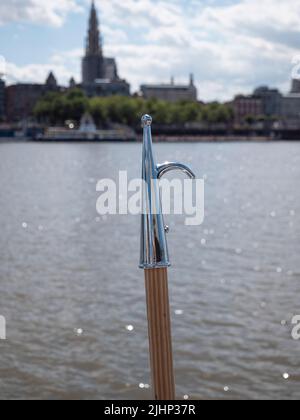 gros plan d'un nouveau crochet de bateau plaqué argent avec manche en bois Banque D'Images