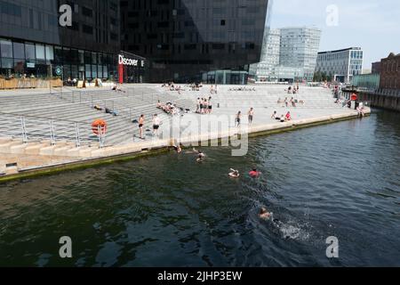 Les jeunes nageurs se rafraîchissent le jour où la température britannique est record. Quai en face de Mann Island pendant la vague de chaleur. Liverpool Royaume-Uni. Banque D'Images