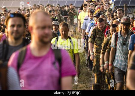 2022-07-20 06:16:01 NIJMEGEN - Walkers pendant le lever du soleil sur la route de la Nijmegen quatre jours Marches. Cette année, le jour de Wijchen est le premier jour de marche des quatre jours de marche. Le premier jour normal à travers le Betuwe a été annulé en raison des températures extrêmes. Les Marches de quatre jours ne durent donc pas quatre mais trois jours. ANP ROB ENGELAR pays-bas sortie - belgique sortie Banque D'Images