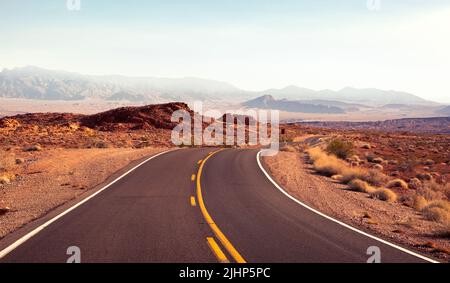 Route sinueuse à travers le paysage du désert. White Domes Road (Mouse’s Tank Road) près du parc national Valley of Fire, Nevada, États-Unis. Image en tons Banque D'Images