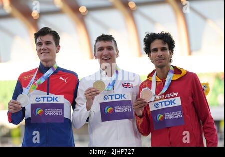 Eugene, États-Unis. 19th juillet 2022. Le médaillé d'or Jake Wightman (C) de Grande-Bretagne, le médaillé d'argent Jakob Ingebrigtsen (L) de Norvège et le médaillé de bronze Mohamed Katir d'Espagne assistent à la cérémonie de remise des prix hommes 1500m aux Championnats du monde d'athlétisme Oregon22 à Eugene, Oregon, États-Unis, 19 juillet 2022. Crédit : Wang Ying/Xinhua/Alay Live News Banque D'Images