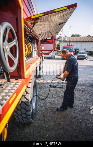 Les Flots Bleus campsitesouth, France, 19 juillet 2022, pompiers sont vus le long d'une route sur 19 juillet 2022 dans le sud-ouest de la France. Deux feux de forêt sont en feu dans le département de Gironde dans le sud-ouest de la France depuis une semaine, et un total de 37 000 personnes ont été évacuées de la région. Un des incendies a atteint la côte à la dune du Pilat, la plus haute dune de sable d'Europe, qui est également un endroit populaire pour le camping. Au moins cinq campings situés près de la dune sont “90 pour cent détruits” selon le préfet local. Photo de Clément Viala/infobassin.com/ABACAPRESS.COM Banque D'Images