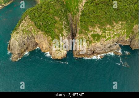 Vue aérienne sur les falaises abruptes et le canyon à vagues sur la côte rocheuse Banque D'Images