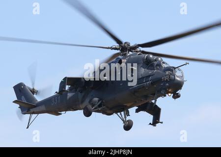 Fairford, Royaume-Uni, 16th juillet 2022, des avions militaires du monde entier exposés pour le RIAT Royal International Air Tattoo. Les Forces hongroises ont fait la démonstration d'un hélicoptère d'attaque MIL MI-24P. Banque D'Images