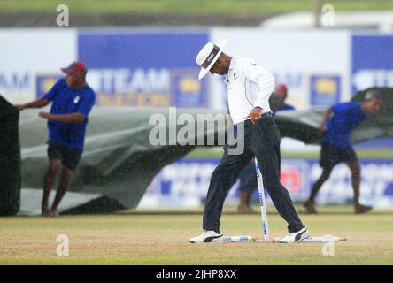 Galle, Sri Lanka. 20th juillet 2022. Le juge-arbitre Kumar Dharmasena enlève les souches alors que la pluie arrête de jouer pendant les 5th jours du match de cricket de 1st entre le Sri Lanka et le Pakistan au stade international de cricket de Galle à Galle, le 20th juillet 2022. Viraj Kothalwala/Alamy Live News Banque D'Images