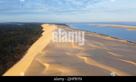 Gironde (33). Bassin d'Arcachon. Vue eyrienne de la dune du Pilat avec les broches de la forêt des Landes sous la brume et le banc d'Arguin. Avec une Hau Banque D'Images