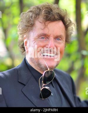 Worms, Allemagne. 09th avril 2014. L'intendant Dieter Wedel sourit avec des lunettes de soleil dans sa bouche avant une conférence de presse au cours de laquelle l'ensemble du Nibelungen Festival de cette année a été présenté. Wedel est mort. Cela a été annoncé par le tribunal régional de Munich I sur 20 juillet 2022, où des poursuites pénales contre Wedel étaient en instance. En conséquence, Wedel est mort sur 13 juillet 2022 à Hambourg. Credit: Uwe Anspach/dpa/Alamy Live News Banque D'Images