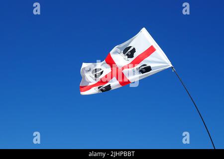 Drapeau de la Sardaigne, appelé aussi le drapeau des quatre Maures. La Sardaigne est une région italienne Banque D'Images