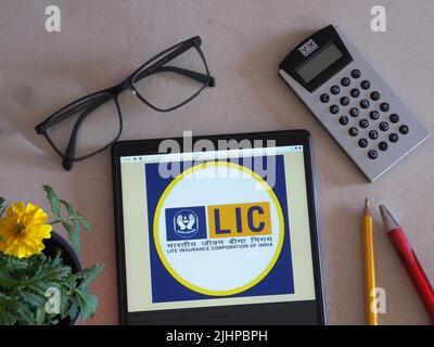 Sur cette photo, le logo de la Life Insurance Corporation of India (LIC) apparaît sur une tablette Banque D'Images