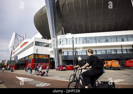 EINDHOVEN, pays-Bas, 2022-07-20 10:42:47 EINDHOVEN - Une voiture de pompiers devant le Philips Stadium, la maison du club de football d'Eindhoven PSV. Une partie du toit a été endommagée par un incendie. ANP ROB ENGELAR pays-bas sortie - belgique sortie Banque D'Images