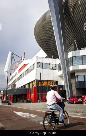 EINDHOVEN, pays-Bas, 2022-07-20 10:42:31 EINDHOVEN - Une voiture de pompiers devant le Philips Stadium, la maison du club de football d'Eindhoven PSV. Une partie du toit a été endommagée par un incendie. ANP ROB ENGELAR pays-bas sortie - belgique sortie Banque D'Images