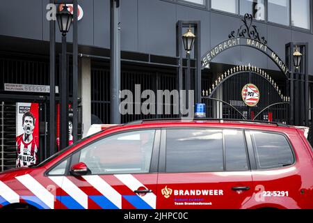 EINDHOVEN, pays-Bas, 2022-07-20 10:41:00 EINDHOVEN - Une voiture de pompiers devant le Philips Stadium, la maison du club de football d'Eindhoven PSV. Une partie du toit a été endommagée par un incendie. ANP ROB ENGELAR pays-bas sortie - belgique sortie Banque D'Images