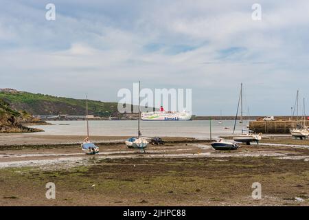 Fishguard Pembrokeshire pays de Galles Royaume-Uni 12 juillet 2022 ville de pêche inférieure port mur de mer donnant sur Stena Line ferry de mer Banque D'Images