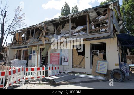 Non exclusif: DNIPRO, UKRAINE - 18 JUILLET 2022 - les conséquences de l'attaque de missile russe qui a eu lieu à la fin de vendredi, 15 juin, sont illustrées dans Banque D'Images