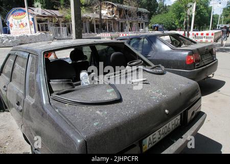 Non exclusif: DNIPRO, UKRAINE - 18 JUILLET 2022 - les conséquences de l'attaque de missile russe qui a eu lieu à la fin de vendredi, 15 juin, sont illustrées dans Banque D'Images