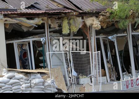 Non exclusif: DNIPRO, UKRAINE - 18 JUILLET 2022 - les conséquences de l'attaque de missile russe qui a eu lieu à la fin de vendredi, 15 juin, sont illustrées dans Banque D'Images