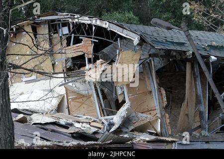 Non exclusif: DNIPRO, UKRAINE - 18 JUILLET 2022 - les conséquences de l'attaque de missile russe qui a eu lieu à la fin de vendredi, 15 juin, sont illustrées dans Banque D'Images