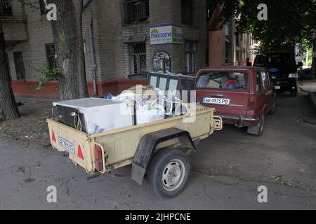 Non exclusif: DNIPRO, UKRAINE - 18 JUILLET 2022 - les résidents d'une auberge touchée par l'attaque de missile russe qui a eu lieu fin vendredi, 1 juin Banque D'Images