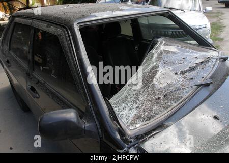 Non exclusif: DNIPRO, UKRAINE - 18 JUILLET 2022 - Un pare-brise fissuré est photographié après l'attaque de missile russe qui a eu lieu fin vendredi, juin Banque D'Images