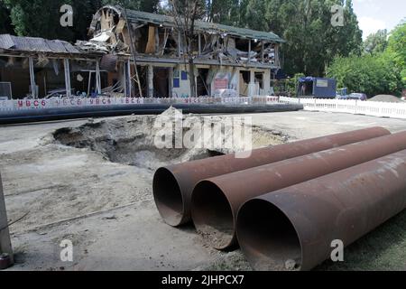 Non exclusif: DNIPRO, UKRAINE - 18 JUILLET 2022 - les conséquences de l'attaque de missile russe qui a eu lieu à la fin de vendredi, 15 juin, sont illustrées dans Banque D'Images